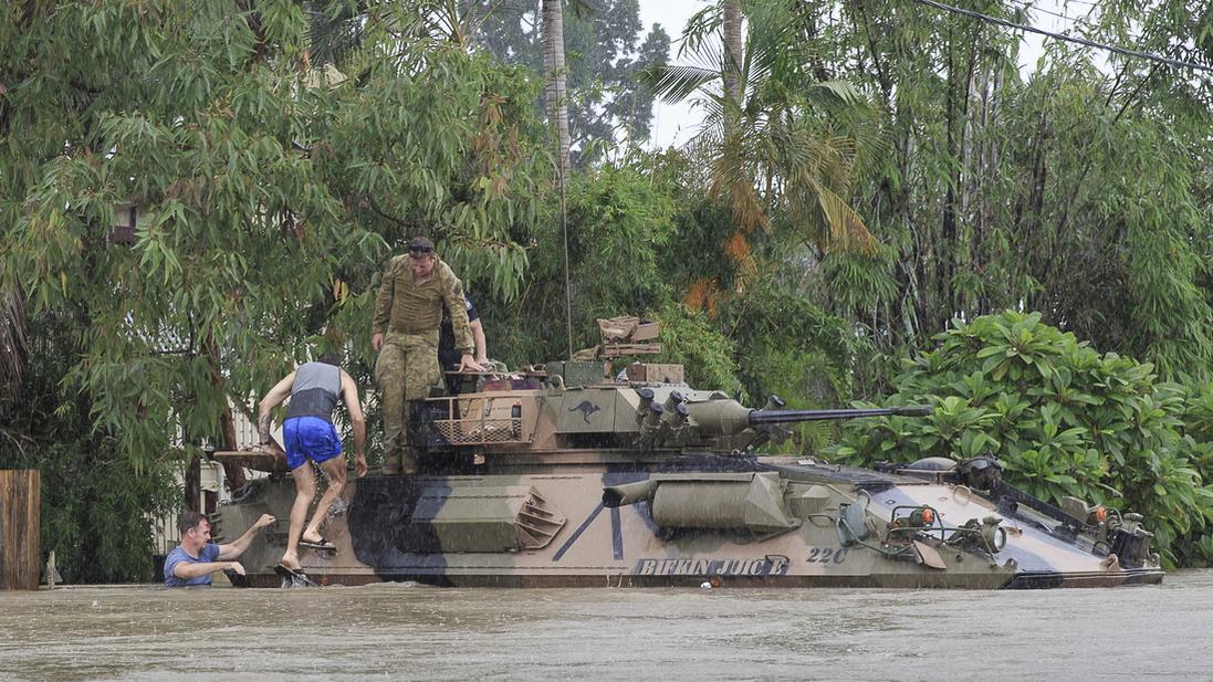 Un véhicule amphibie de l'armée vient en aide à des habitants de Townsville, en Australie. [Keystone - Andrew Randkin]
