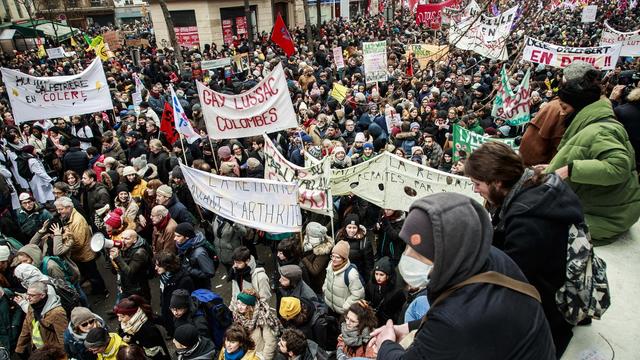 En France, une grève générale a été lancée contre la réforme des retraites du gouvernement Macron. [EPA/Keystone - Christophe Petit Tesson]