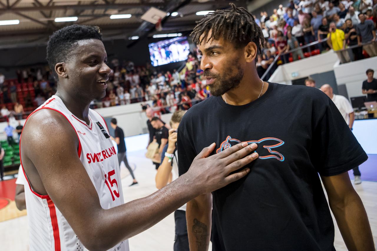 Sefolosha est descendu sur le parquet pour féliciter toute l'équipe. [Keystone - Jean-Christophe Bott]