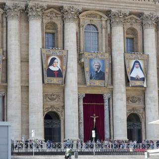 Marguerite Bays (à droite) sur la façade de la Basilique St-Pierre au Vatican. [Keystone - AP/Andrew Medichini]