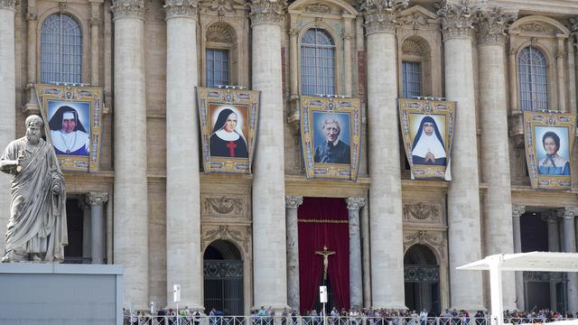 Marguerite Bays (à droite) sur la façade de la Basilique St-Pierre au Vatican. [Keystone - AP/Andrew Medichini]