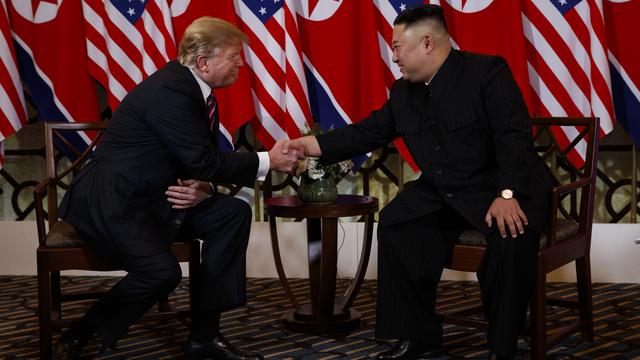 Donald Trump et Kim Jong-un lors de leur deuxième rencontre, mercredi 27 février à Hanoï. [Keystone/AP Photo - Evan Vucci]