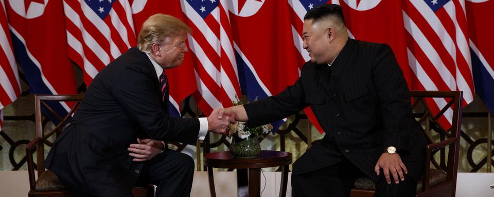 Donald Trump et Kim Jong-un lors de leur deuxième rencontre, mercredi 27 février à Hanoï. [Keystone/AP Photo - Evan Vucci]