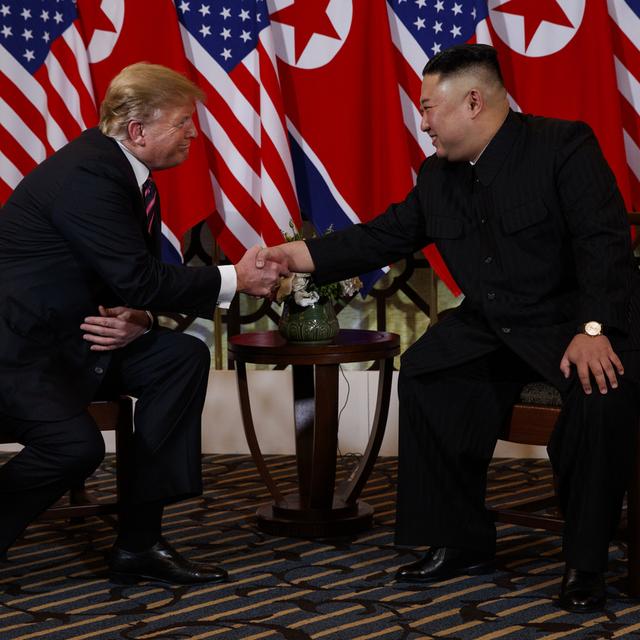 Donald Trump et Kim Jong-un lors de leur deuxième rencontre, mercredi 27 février à Hanoï. [Keystone/AP Photo - Evan Vucci]