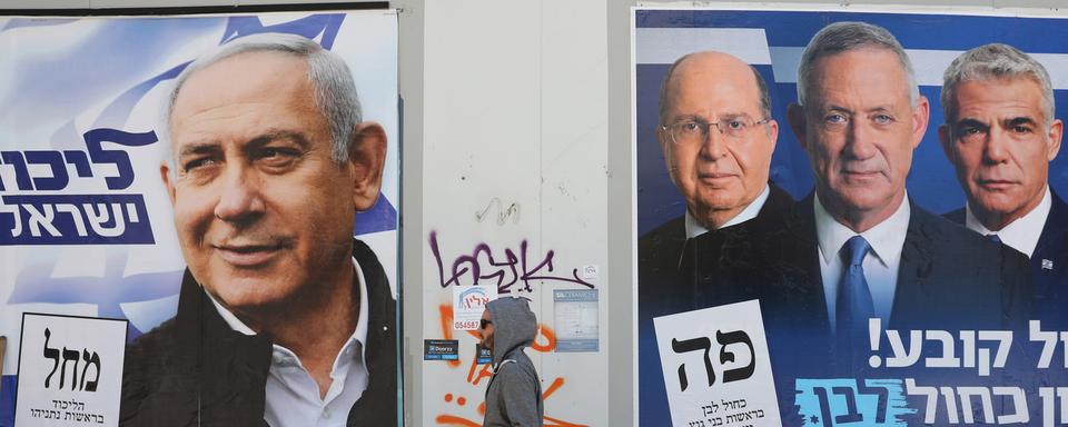 Mercredi 3 avril: la campagne pour les élections israéliennes bat son plein. Benjamin Netanyahu (g.) est opposé notamment à Benny Gantz (2e d.). [Keystone/EPA - Abir Sultan]