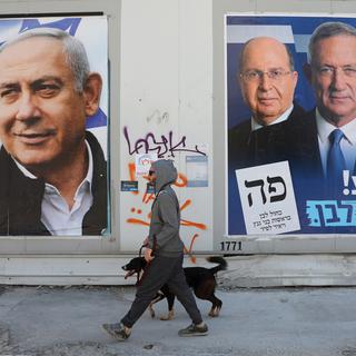 Mercredi 3 avril: la campagne pour les élections israéliennes bat son plein. Benjamin Netanyahu (g.) est opposé notamment à Benny Gantz (2e d.). [Keystone/EPA - Abir Sultan]