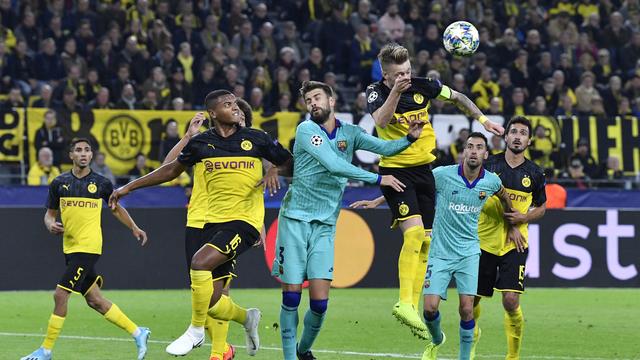 Akanji et Reus disputent un duel aérien avec Piqué. [Martin Meissner]