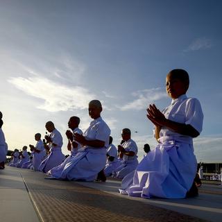 Des fidèles bouddhistes près de Bangkok. [EPA/Keystone - Diego Azubel]
