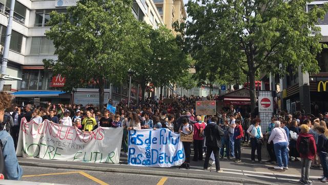 Grève pour le climat à Lausanne le 24 mai 2019. [RTS - Sarah Clément]