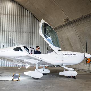 Un avion électrique biplace dévoilé à l'aéroport de Sion [Keystone - Valentin Flauraud]