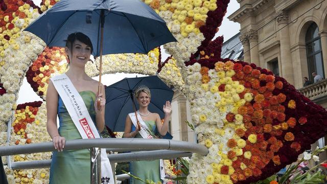 Miss Neuchâtel Fête des Vendanges 2012 défile sur un char lors du corso fleuri. [Keystone - Sandro Campardo]