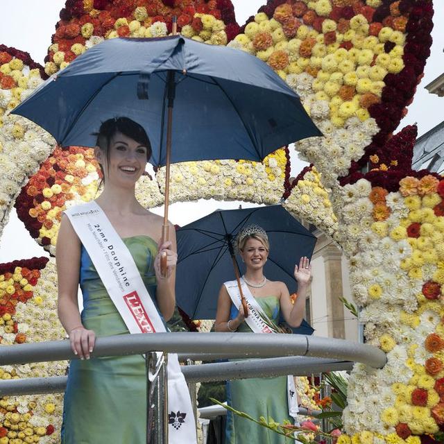 Miss Neuchâtel Fête des Vendanges 2012 défile sur un char lors du corso fleuri. [Keystone - Sandro Campardo]