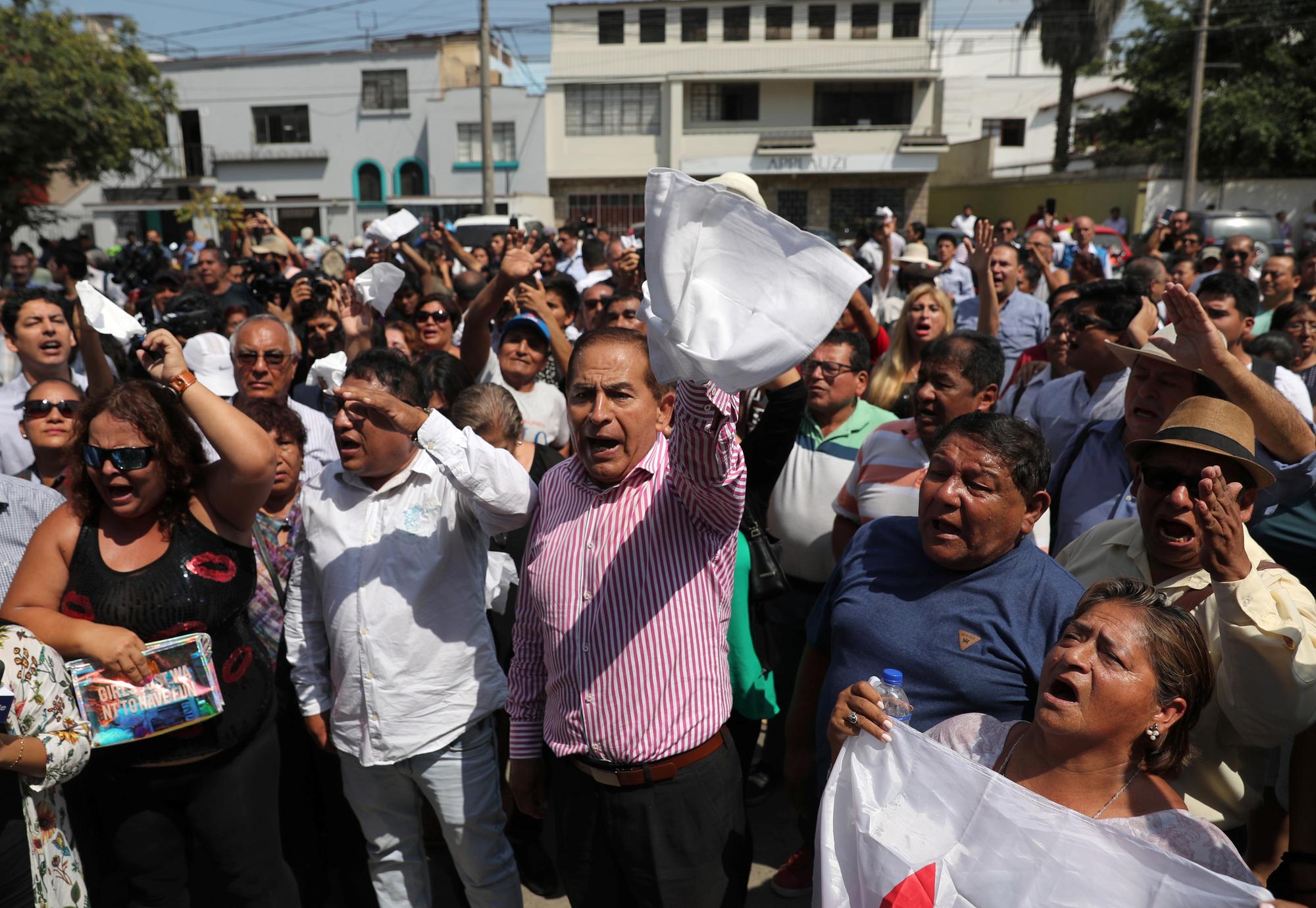Des supporters de l'ancien président Alan Garcia réagissent à l'annonce de la mort de ce dernier, devant l'hôpital de Lima. [Reuters - Guadalupe Pardo]