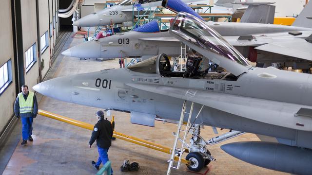 F/A-18 de l'armée suisse dans un hangar de Ruag à Emmen. [Keystone - Gaëtan Bally]