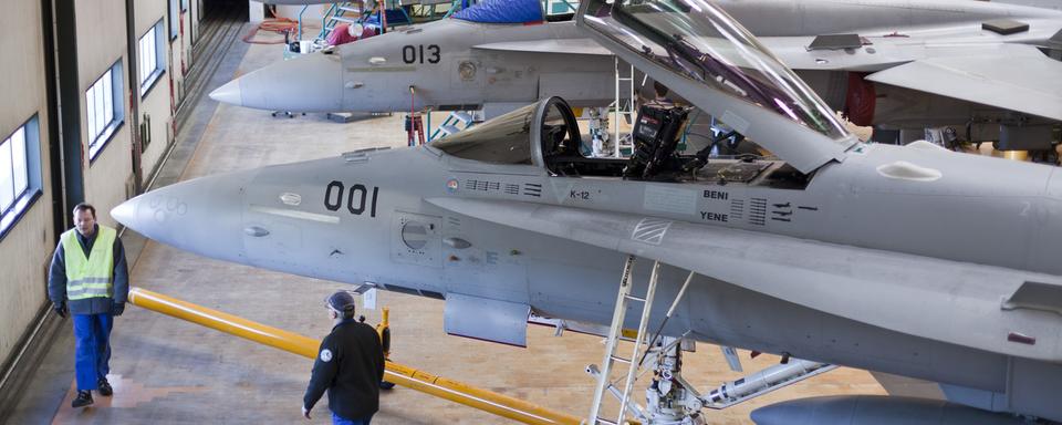 F/A-18 de l'armée suisse dans un hangar de Ruag à Emmen. [Keystone - Gaëtan Bally]