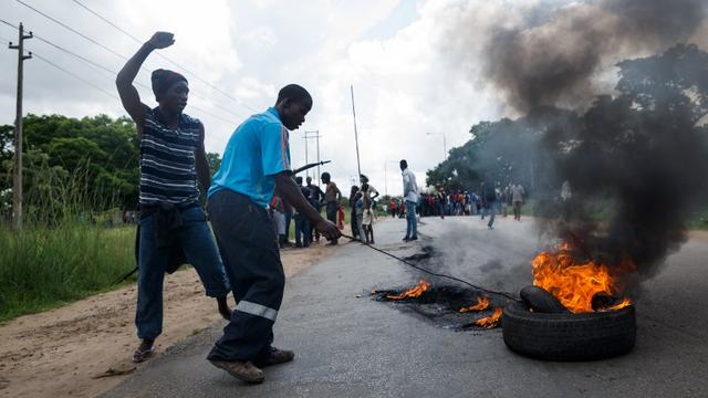 Le Zimbabwe gronde. [AFP - Jekesai Njikizana]