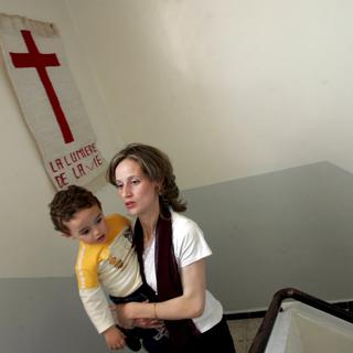 Une chrétienne algérienne et son enfant, dans l'église du plein Evangile, à Tizi Ouzou, en 2008. [Epa - Mohamed Messara]