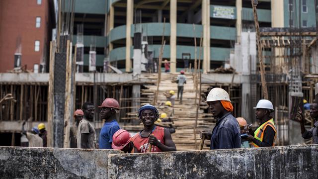 Des jeunes Rwandais sur un chantier de la capitale Kigali. [AFP - Jacques Nkinzingabo]