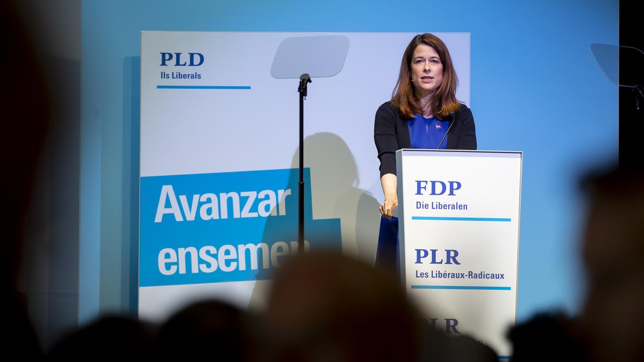 La présidente du PLR Petra Gössi devant les délégués à Flawil (SG). [Keystone - Christian Merz]