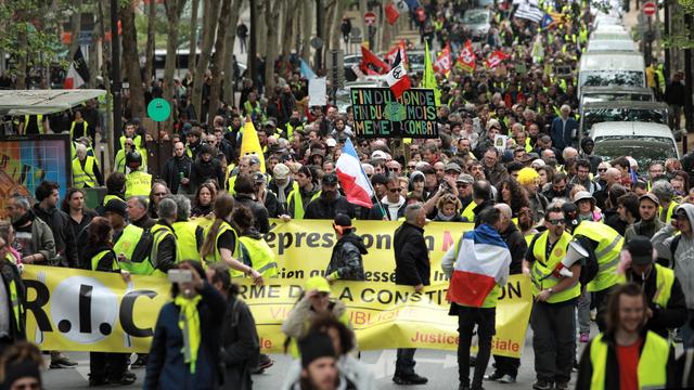 Des manifestants dans les rues de Paris pour l'acte 23 du mouvement des "gilets jaunes". [Keystone - EPA/CHRISTOPHE PETIT TESSON]