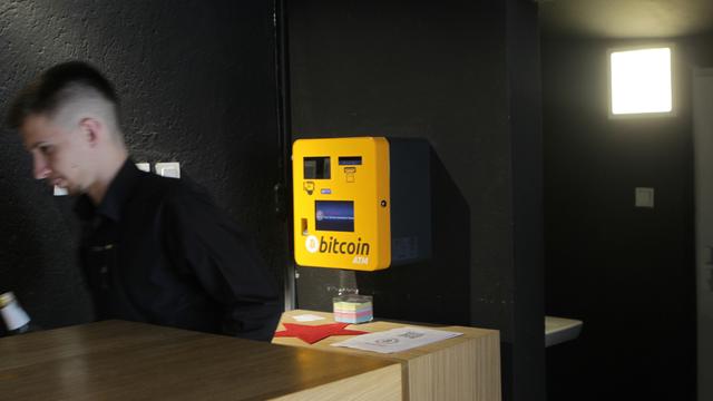 Un automate à bitcoin à Pristina au Kosovo. [Reuters - Hazir Reka]