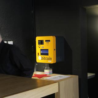 Un automate à bitcoin à Pristina au Kosovo. [Reuters - Hazir Reka]