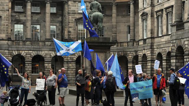 Des manifestants devant la Cour suprême d'Ecosse pour le droit civil, le 3 septembre 2019. [AFP - Andy Buchanan]