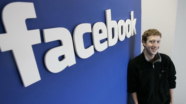 Mark Zuckerberg devant le logo de Facebook en 2007. [Keystone - AP Photo - Paul Sakuma]