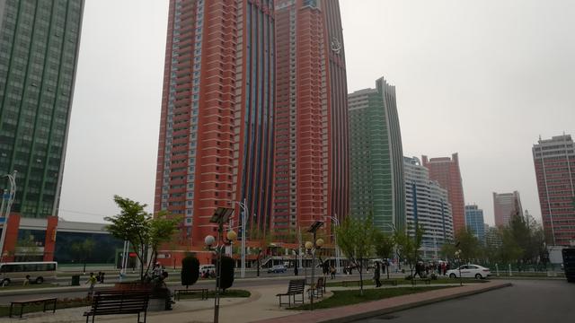 Rue de l'Avenir, à Pyongyang, des douzaines d’appartements flambant neufs. [RTSinfo - Michael Peuker]