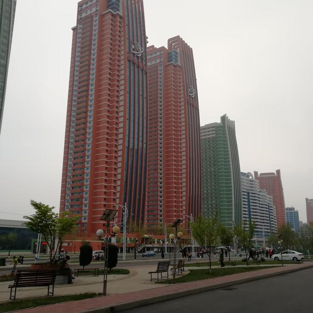 Rue de l'Avenir, à Pyongyang, des douzaines d’appartements flambant neufs. [RTSinfo - Michael Peuker]