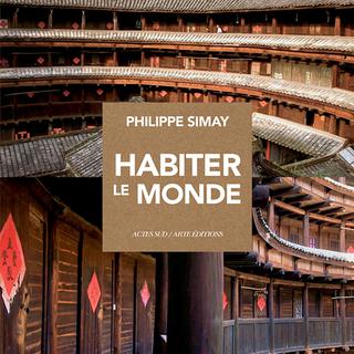 La couverture de l'ouvrage: "Habiter le monde" de Philippe Simay aux Editions Actes Sud. [actes-sud.fr - DR]