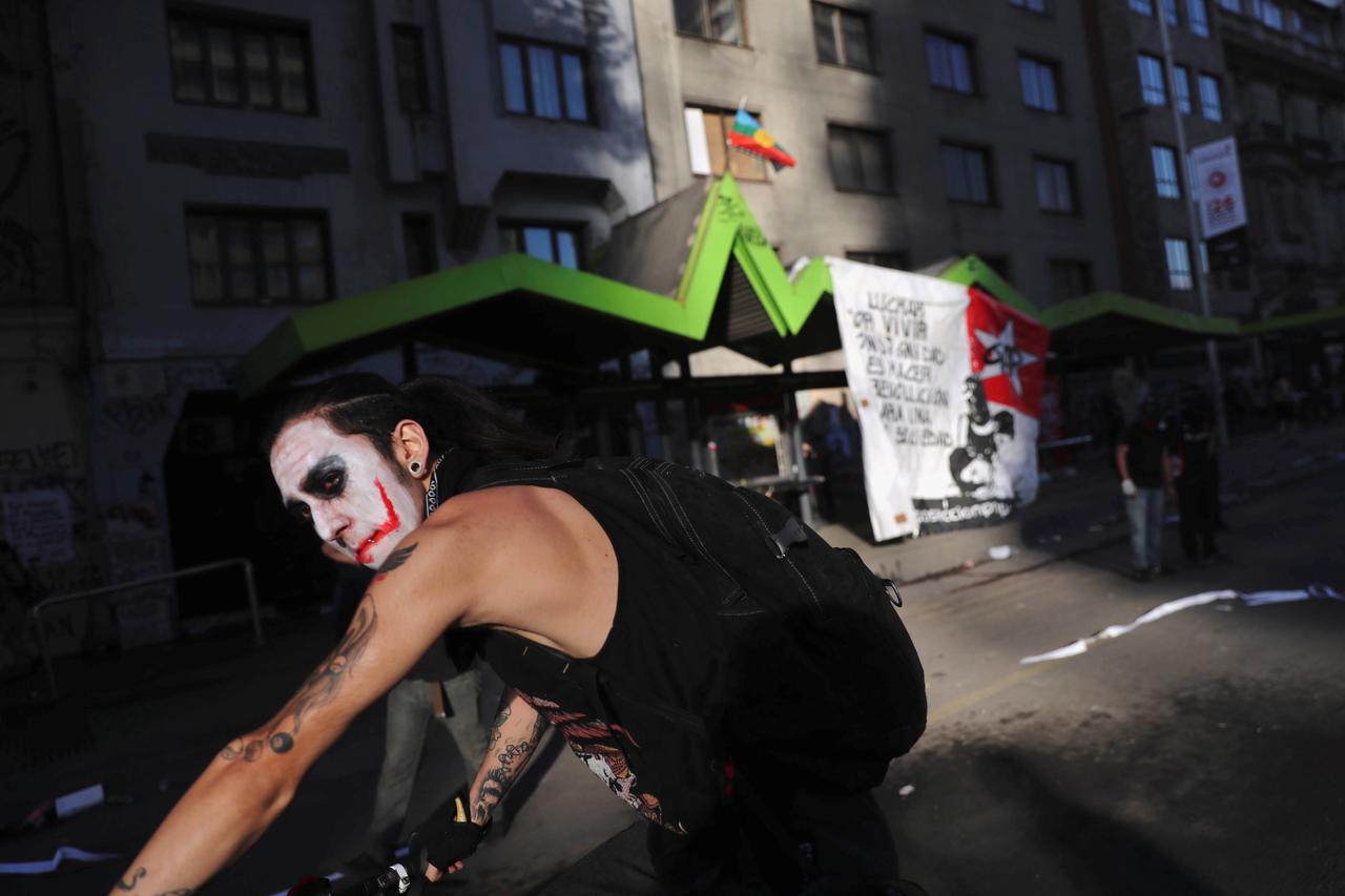 Un manifestant proteste contre le modèle économique chilien à Santiago, le 24 octobre 2019. [Reuters - Ivan Alvarado]