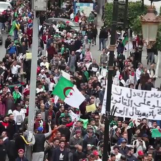 Abdelaziz Bouteflika renonce à briguer un 5e mandat à la tête de l'Algérie, et la rue réagit.