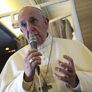 Le pape François est arrivé dimanche aux Emirats arabes unis pour une visite de trois jours. [Keystone via AP - Tony Gentile]