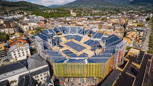 L'arène de la Fête des vignerons emplit entièrement la place du Marché de Vevey. [Keystone - Valentin Flauraud]