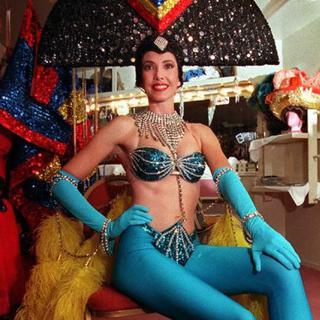 La showgirl Kristine Daniells-Silva avant sa prestation dans la revue "Les Folies Bergère" à Las Vegas en 1996. [AFP - Mike Nelson]