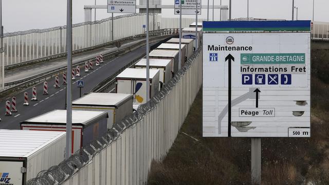 Des camions en colonne à la douane de Calais. [EPA/Keystone - Thibault Vandermersch]