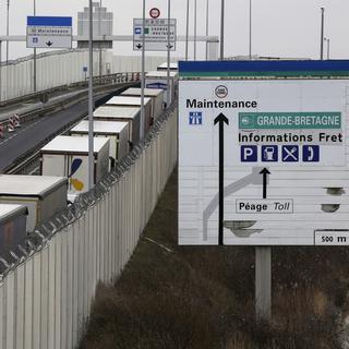 Des camions en colonne à la douane de Calais. [EPA/Keystone - Thibault Vandermersch]