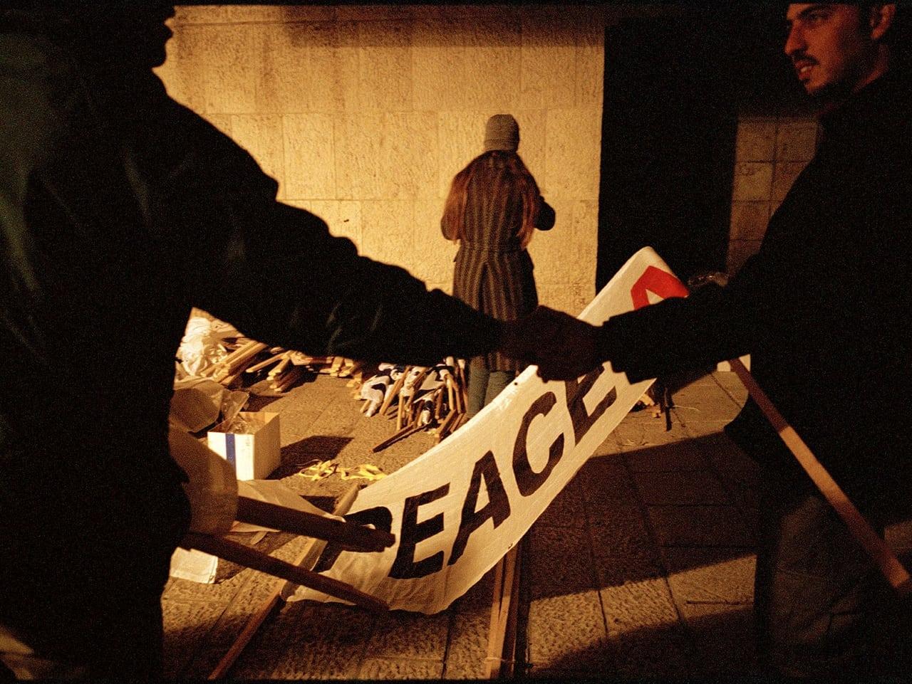 Thomas Dworzak - "Peace Now" - Manifestation, Jérusalem (février 2001). [MAGNUM PHOTOS / COURTESY CLAIRBYKAHN - THOMAS DWORZAK]