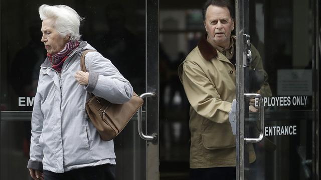 Edwin Hardeman, photographié à la sortie d'une audience avec son épouse en février 2019, a gagné son procès contre Monsanto.