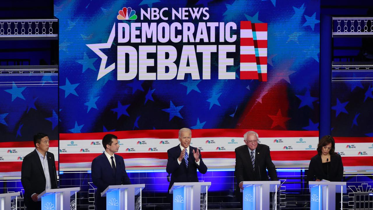 Joe Biden (au centre) a été attaqué sur son âge lors du débat démocrate pour la présidentielle américaine de 2020. [Keystone - AP Photo/Wilfredo Lee]