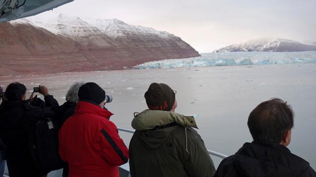 La démocratisation du tourisme en Arctique pose des questions de durabilité. [Reuters - Gwladys Fouche]