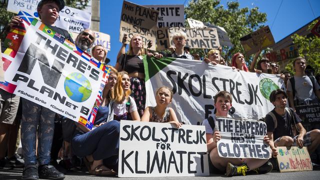 Greta Thunberg au départ de la manifestation à Lausanne. [Keystone - Jean-Christophe Bott]