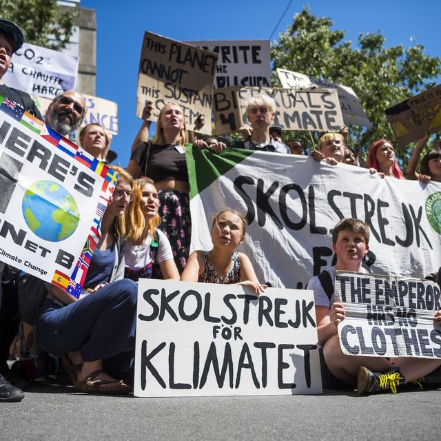 Greta Thunberg au départ de la manifestation à Lausanne. [Keystone - Jean-Christophe Bott]