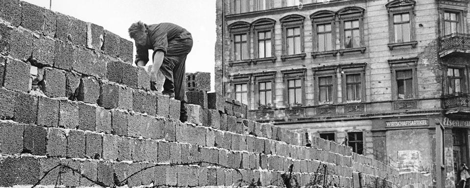 La construction du mur de Berlin en 1961. [Keystone - AP Photo]