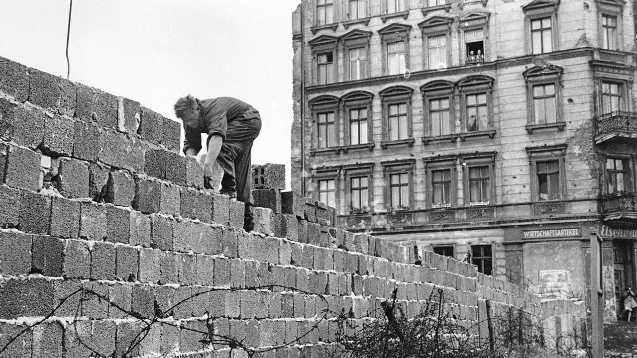 La construction du mur de Berlin en 1961. [Keystone - AP Photo]