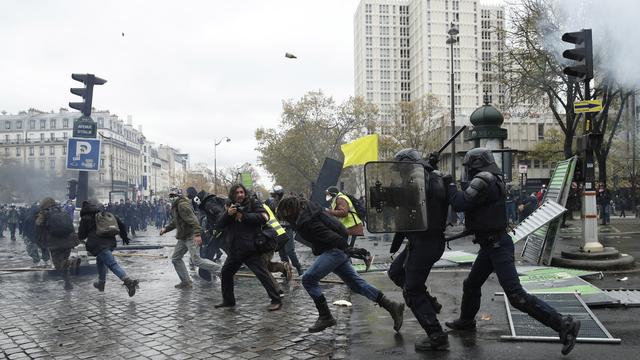 Des policiers confrontés à des manifestants à Paris. [Keystone/EPA - Yoan Valat]