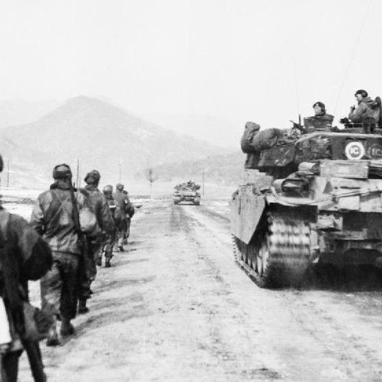 L'infanterie du Gloucestershire Regiment accompagnée par des tanks Centurion durant leur attaque de la colline 327 en Corée, mars 1951. [Imperial War Museums]