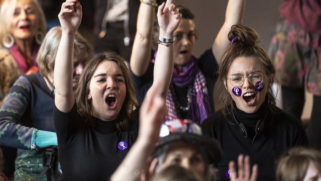 Une action collective organisée à la Maison du Peuple à Bienne, durant les Assises nationales pour la grève des femmes, le 10 mars dernier. [Keystone - Adrien Perritaz]