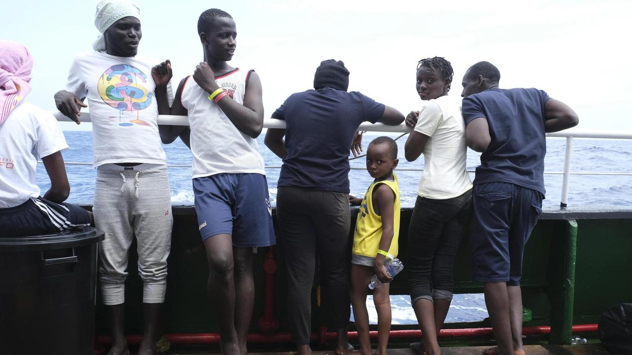 Des migrants sauvés par le navire humanitaire Mare Jonio. [Keystone/EPA/STR]